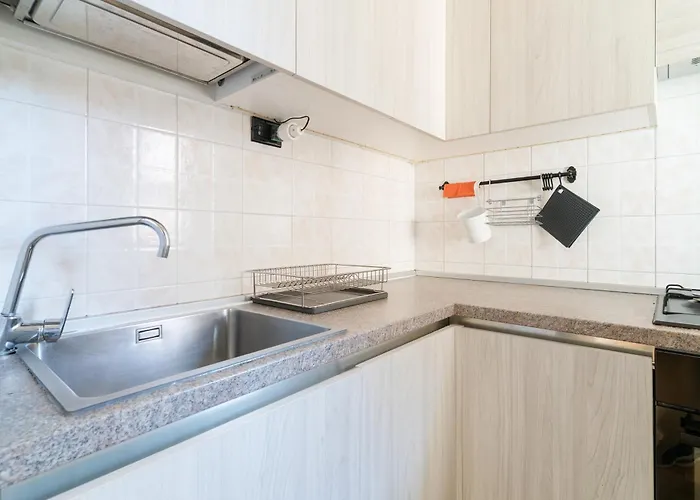 Guesthost - Stylish Flat In Navigli District Апартаменты Милан