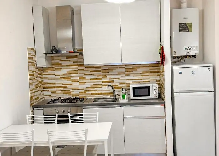 Cloud House - Gorla M1 Red Metro Station Apartment *