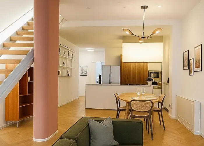 דירה Modern Loft With Projector E Private Garden, Station