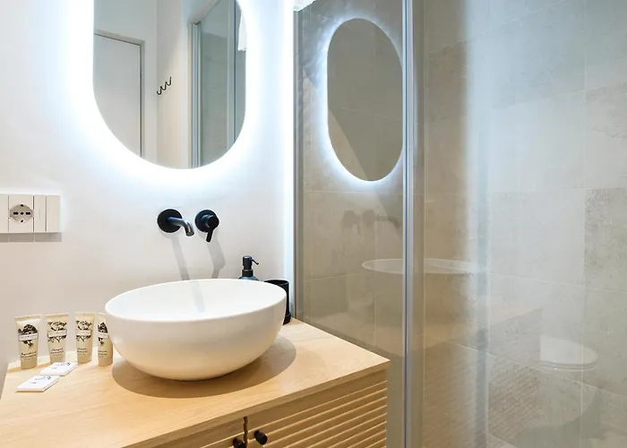 Design With Private Street Entrance Apartment