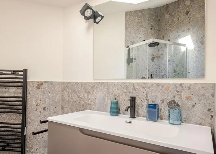 Luxury Elegant Penthouse 2 Bedrooms, 2 Bathrooms Milaan