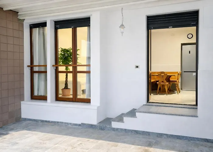 Bed & Garage Apartment In Villa