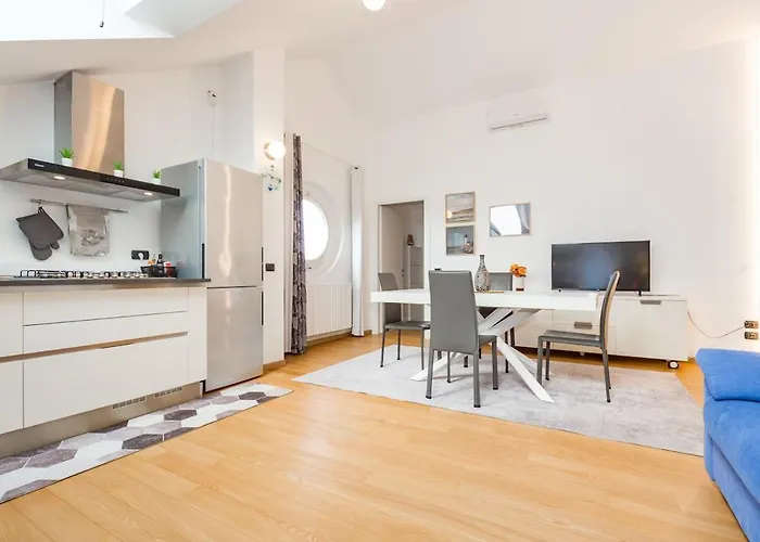 Romantic Navigli Attic Free Garage 255 X 520 Cm Apartmán *