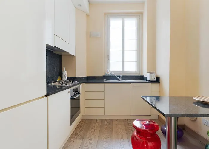 Duomo - San Babila - Elegante Trilocale Con Balcone