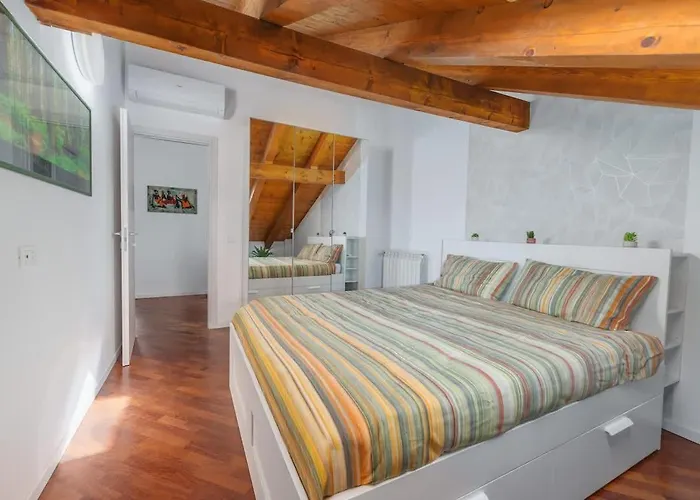 Apartment Homey Grandeur - Spacious With Terrace & Wi-fi