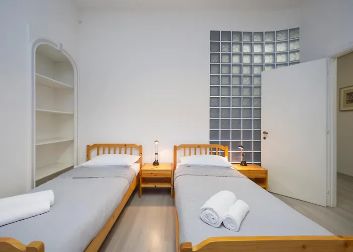 Comfortable And Quiet Near M4 Metro