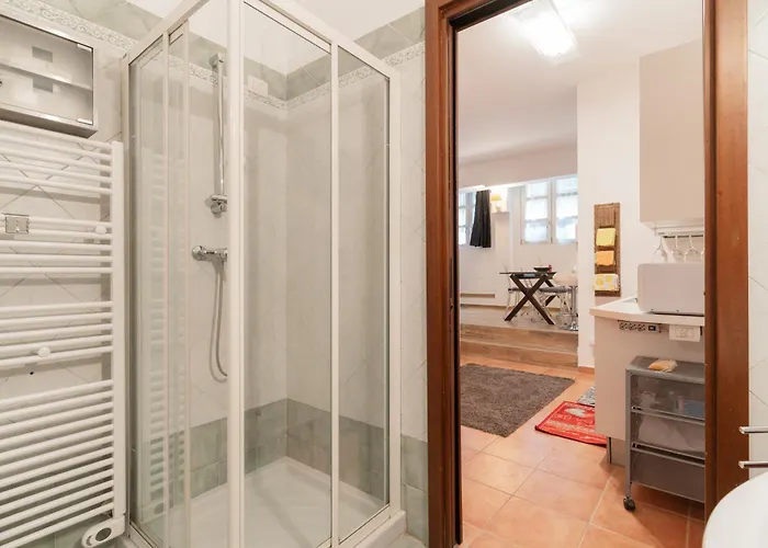 Guesthost - Modern Acquabella Apartment