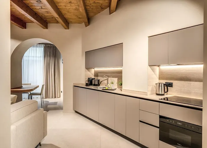 Seety Porta Romana Statue