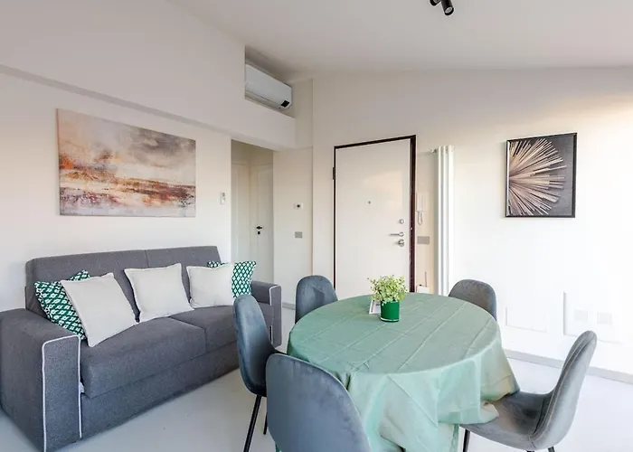 Luxury Elegant Penthouse 3 Bedrooms, 2 Bathrooms Milan