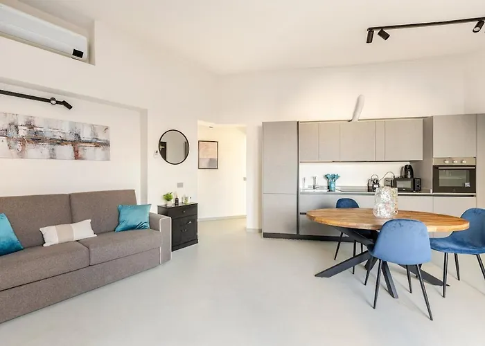 Luxury Elegant Penthouse 2 Bedrooms, 2 Bathrooms *