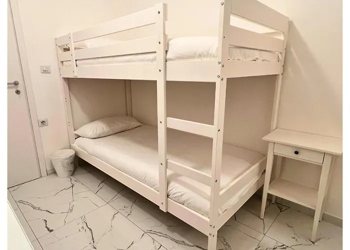 דירה Bed & Garage Apartment In Villa *