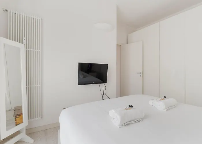 Porta Genova - Voghera - Bilocale Con Balcone * Milano