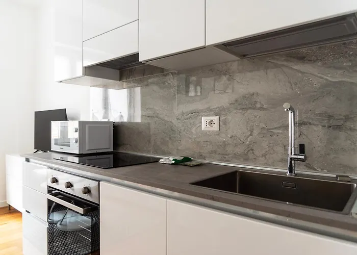 Youhosty - Falcone 7 * Milán