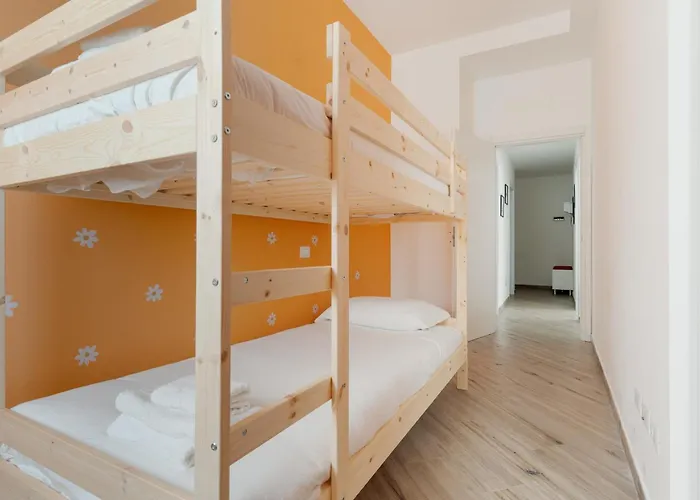 Guesthost - Lovely Flat Near Frattini M4 Милан