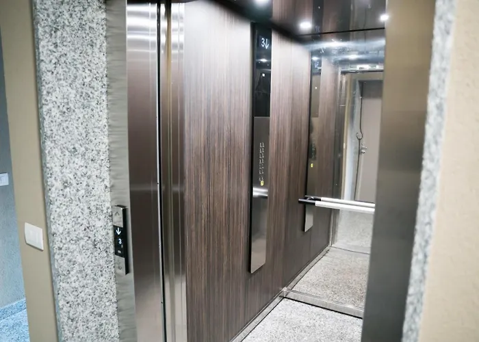 3br With Large Terrace - 800m From San Leonardo M1 アパート