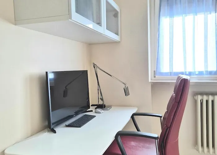 Arrivasti Stays, Spacious In Centre Апартаменты *