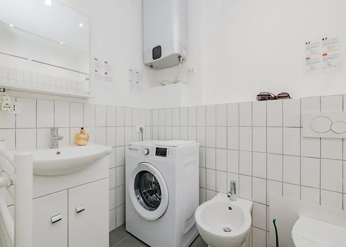 Isola - 2 Bedrooms - Free Parking