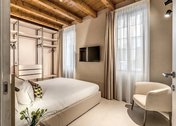 Seety Porta Romana Statue Apartment Milan