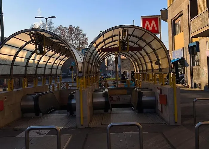 Modern And Bright Two-room Above The M3 Metro * ミラノ