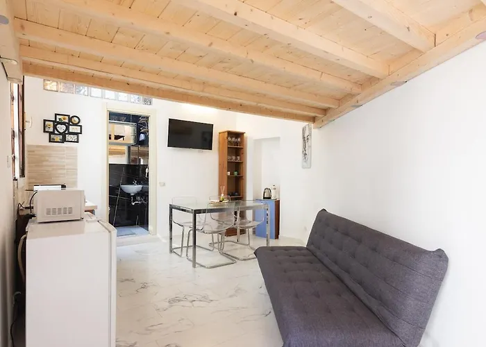 Easy Loft Next To Loreto Metro Stop דירה *