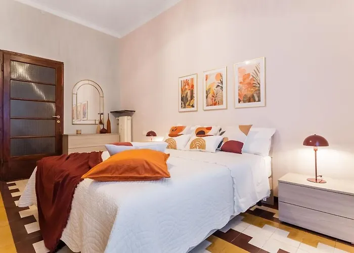 Large Near The Station Daire