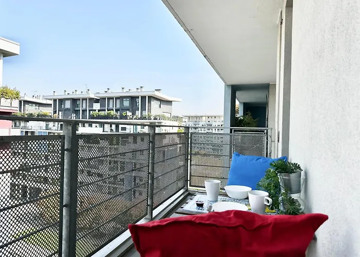 Peaceful Oasis With Balcony And Parking, Apartment Milan