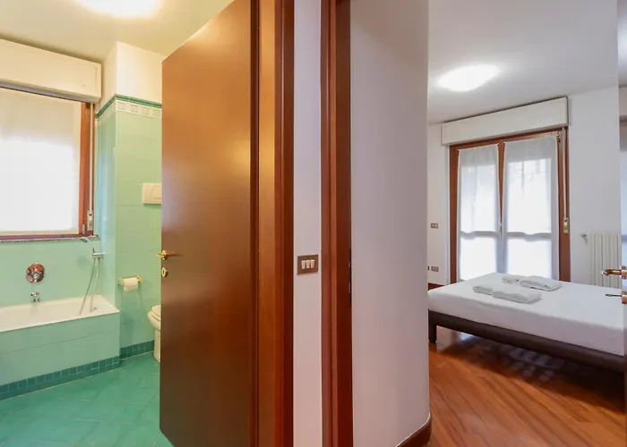 Metro 4 Spacious And Bright Three-room 아파트