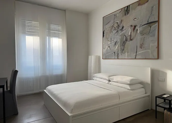 Urban Retreat Minutes Away From Duomo Cathedral アパート ミラノ