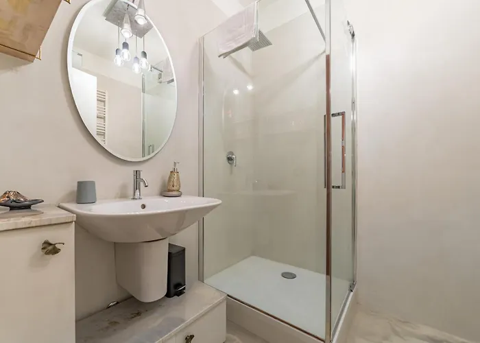 5' From Bocconi With 2 Bedr And 2 Bathr *