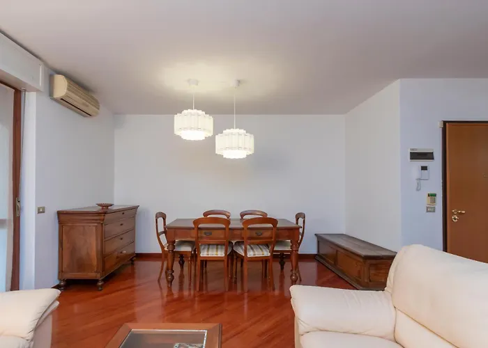 Metro 4 Spacious And Bright Three-room 아파트