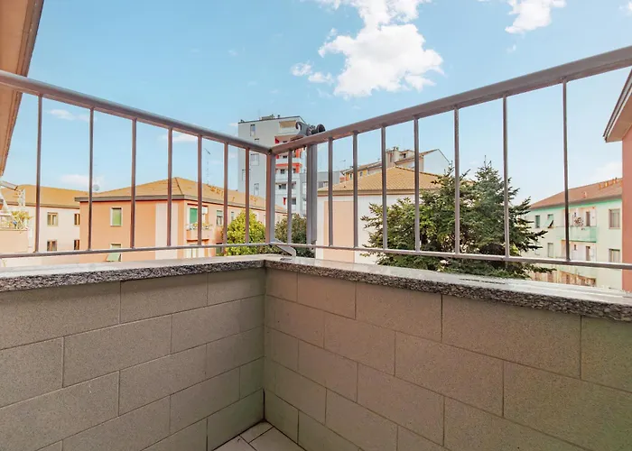 Isola - 2 Bedrooms - Free Parking Apartment *