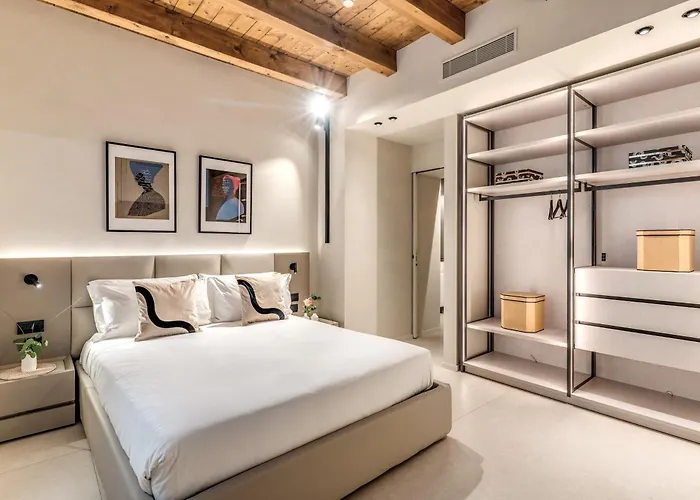 Seety Porta Romana Statue Apartment Milan