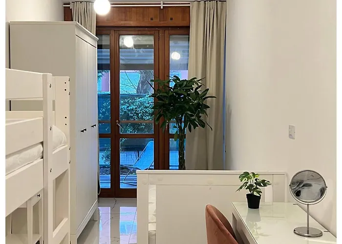 Bed & Garage Apartment In Villa 公寓