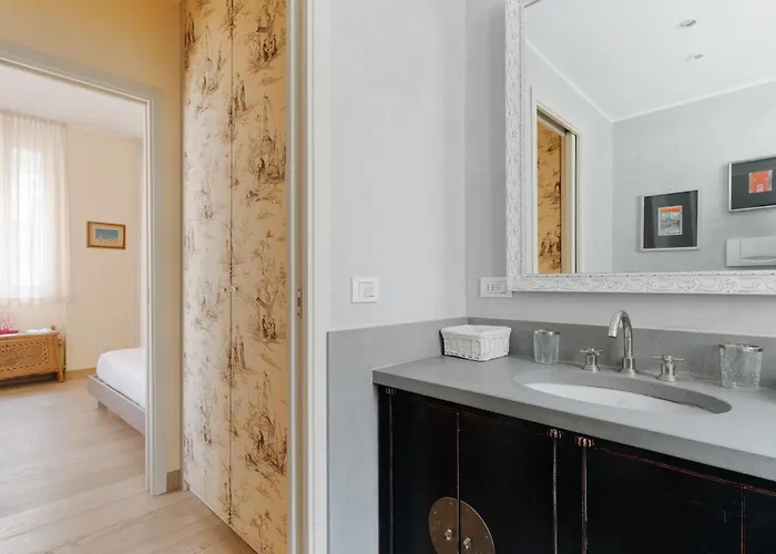 Duomo - San Babila - Elegante Trilocale Con Balcone *