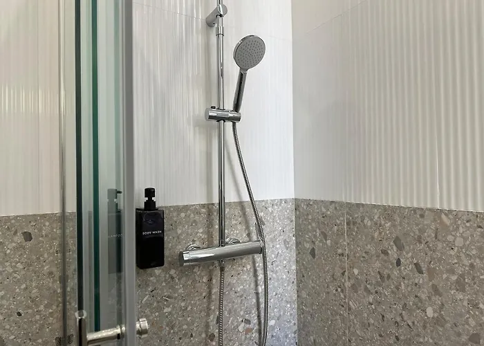 דירה Designer Apartment, Entire Home, 2 Bathrooms, For Families, Groups