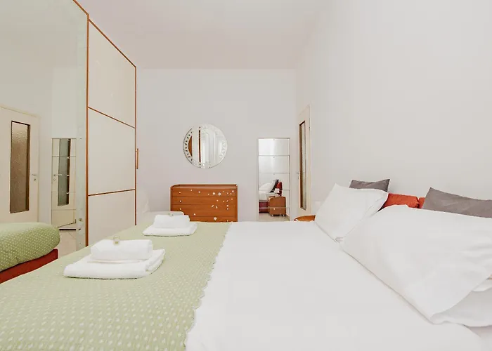 Bnbest Golden Darsena 4 Pax Apartment *