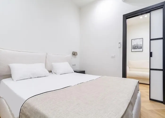 Boutique Flat Steps From Duomo Apartment *