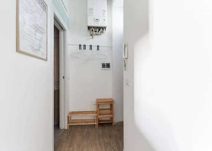 Guesthost - Grey & Flat *