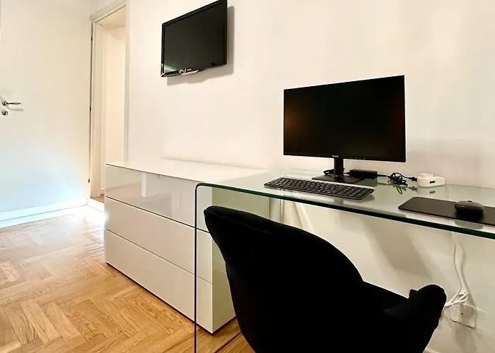 Sandrix - Stylish And Exclusive In Tricolore