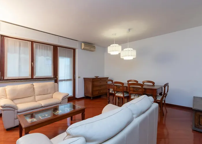 Metro 4 Spacious And Bright Three-room 아파트