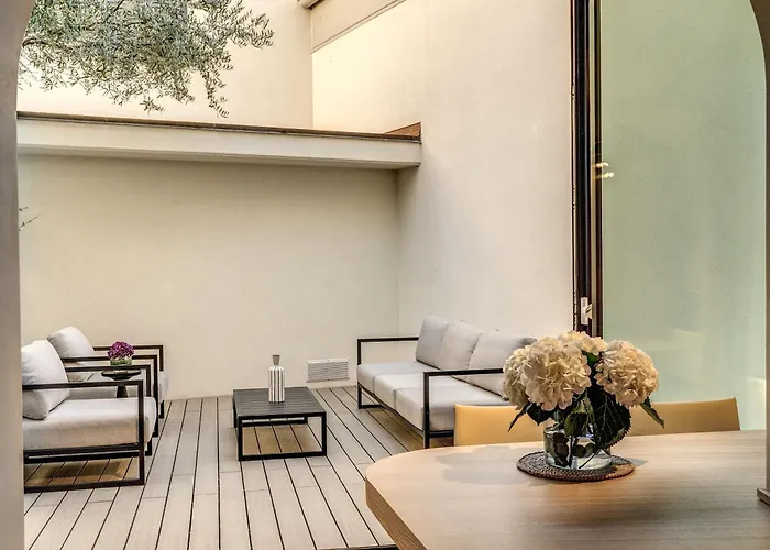 Seety Porta Romana Statue Milan