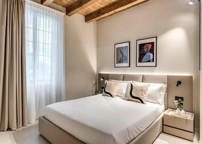 Seety Porta Romana Statue