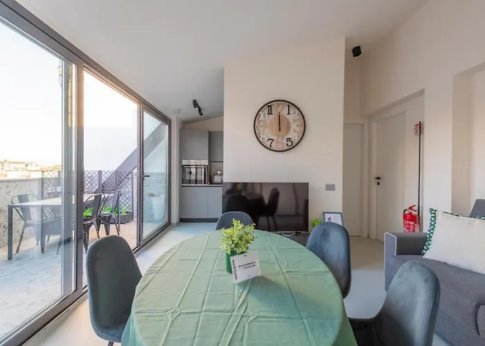 Luxury Elegant Penthouse 3 Bedrooms, 2 Bathrooms * Mediolan