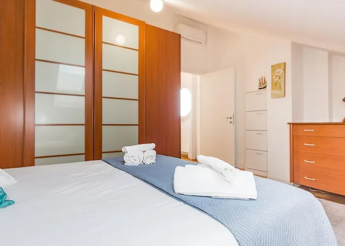 Romantic Navigli Attic Free Garage 255 X 520 Cm