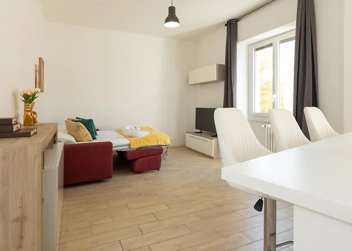 Artstay - Near Metro, Train Station, Isola Apartment *