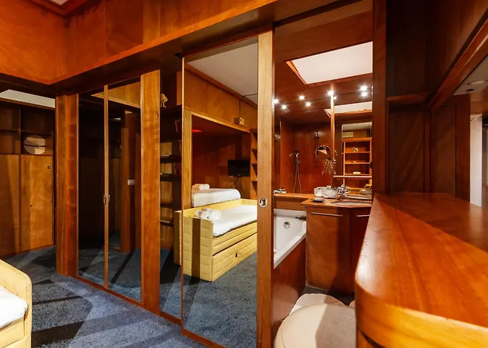 Youhosty - Ravizza Wood 22 * Милан