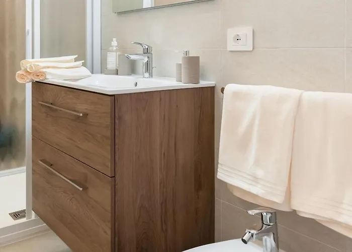 Large Near The Station Daire Milano