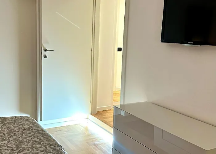 Sandrix - Stylish And Exclusive In Tricolore Милан