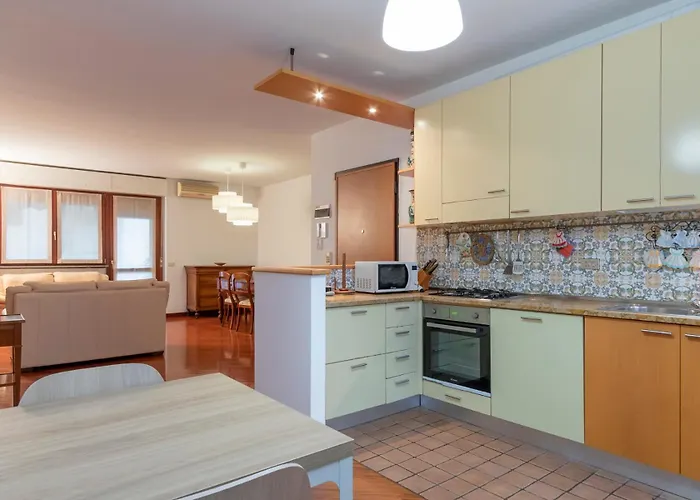 Metro 4 Spacious And Bright Three-room 아파트