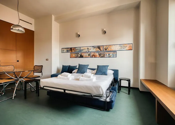 Апартаменты Just Urban Stays - Chic Retro 1Br Apartment -10 Min By Tram To Duomo Милан